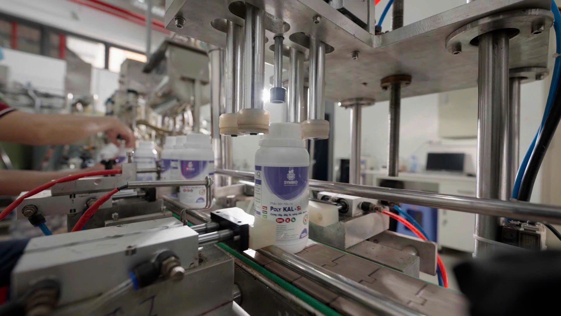 Sản phẩm phân bón hữu cơ sinh học Symbio được sản xuất trên dây chuyền sản xuất hiện đại, tiên tiến, kiểm soát chất lượng chặt chẽ ở mọi công đoạn theo tiêu chuẩn ISO 9001.