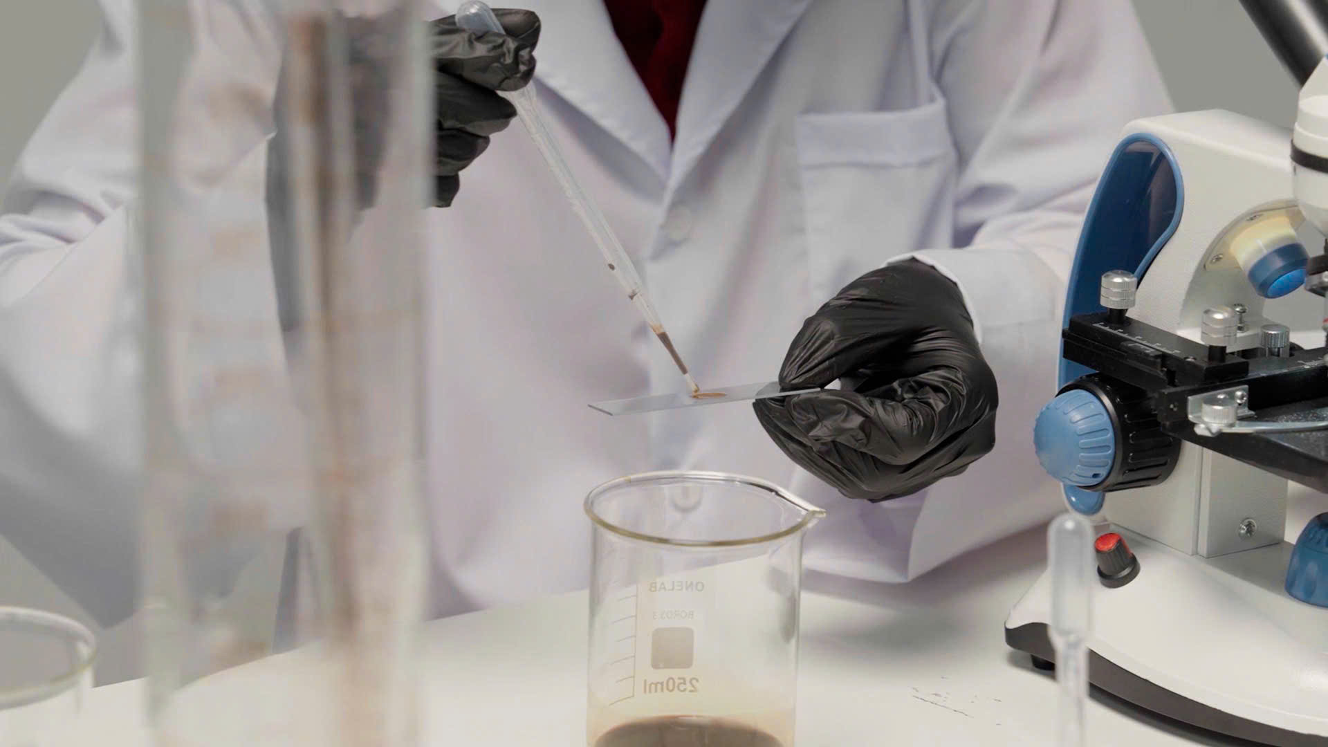 Nguyên vật liệu sản xuất được cung cấp bởi các hãng uy tín của thế giới, đạt tiêu chuẩn phân bón hữu cơ sinh học theo quy định của nhà nước, đảm bảo an toàn cho người sử dụng.