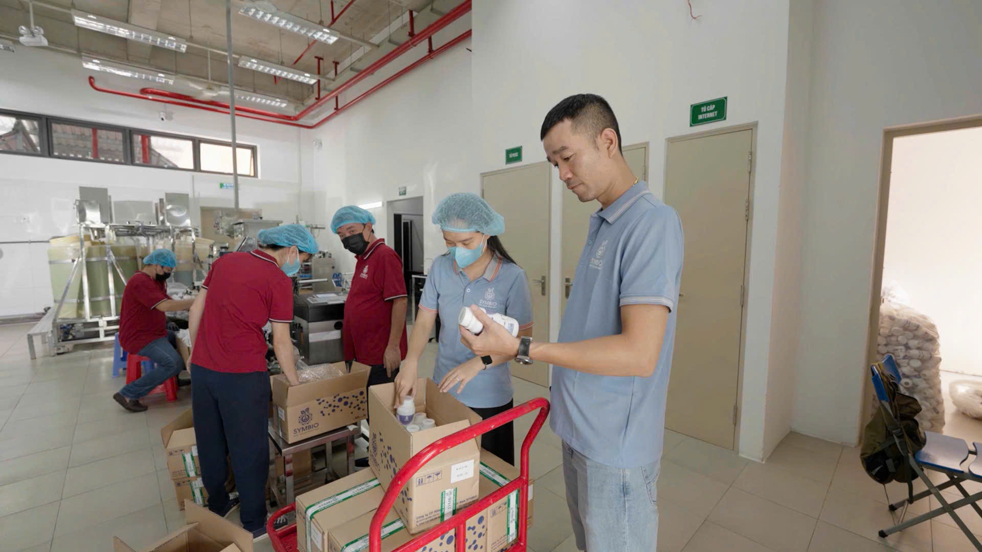 Nhà máy Symbio có hệ thống vận hành sản xuất khép kín, tự động, xanh, sạch.